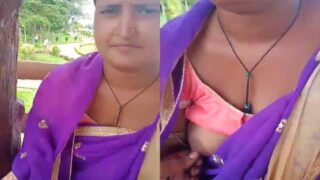 Desi sex bhabhi with Lover in Park